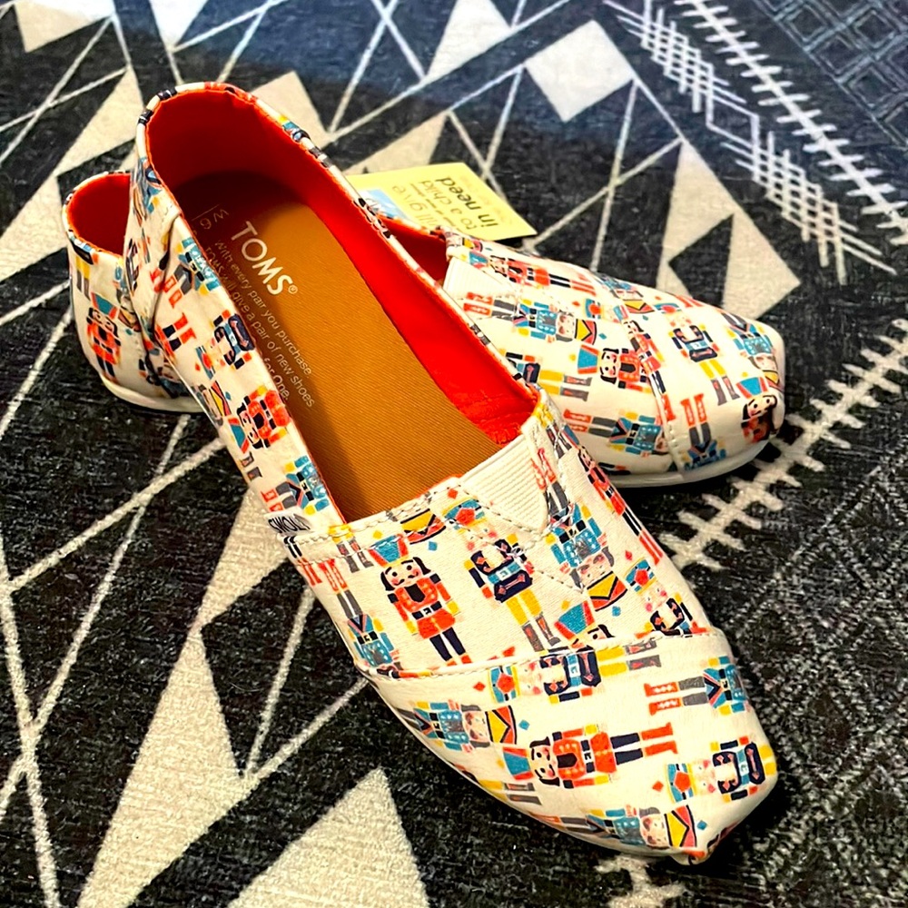 NWT Toms Holiday Nutcracker